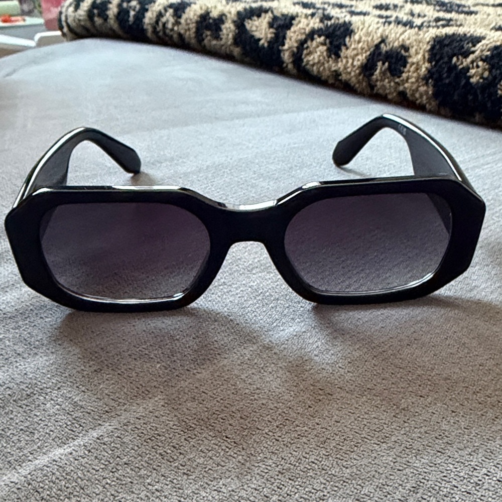 QUAY Black Rectangular Sunglasses - image 4